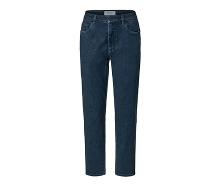 Un jean taille haute bleu.