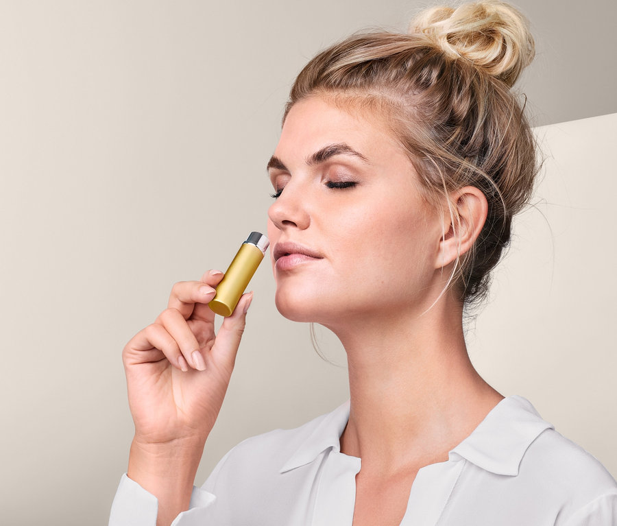 Femme utilisant un inhalateur de poche.