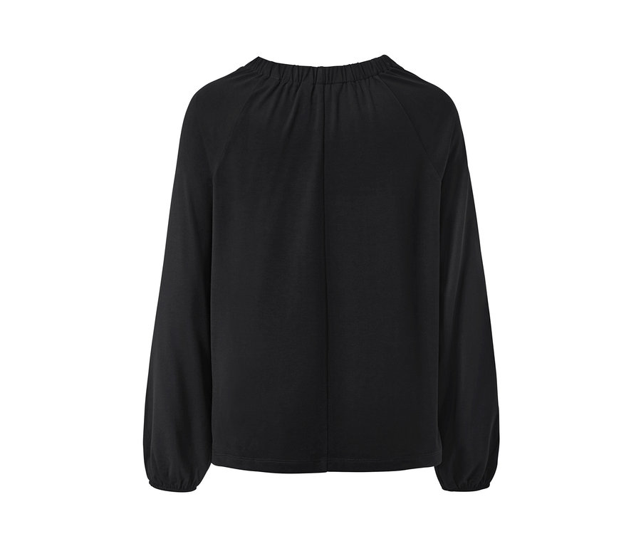 Vue détaillée d'une blouse noire avec fronces.