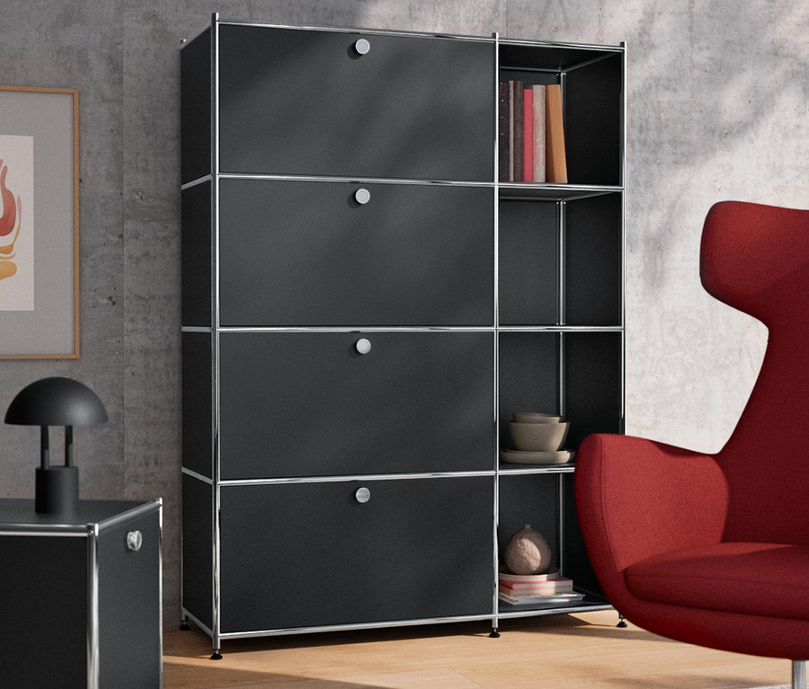 Une étagère en métal noire «
CN3
» à 4 abattants se trouve à côté d'une lampe de table à LED sans fil noire.