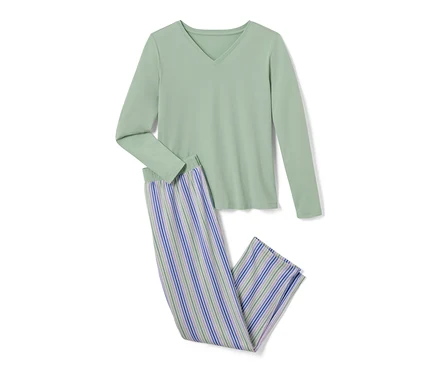 Pyjama vert à manches longues et pantalon rayé.