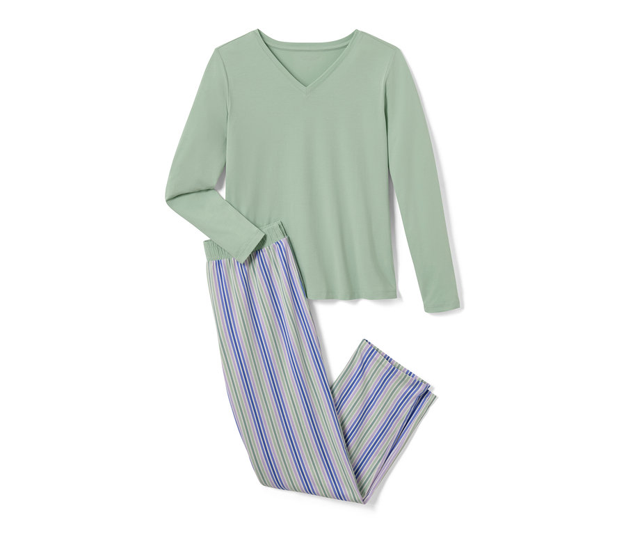 Pyjama vert à manches longues et pantalon rayé.