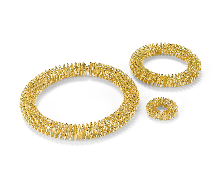 Kit d’acupression doré sur fond blanc.