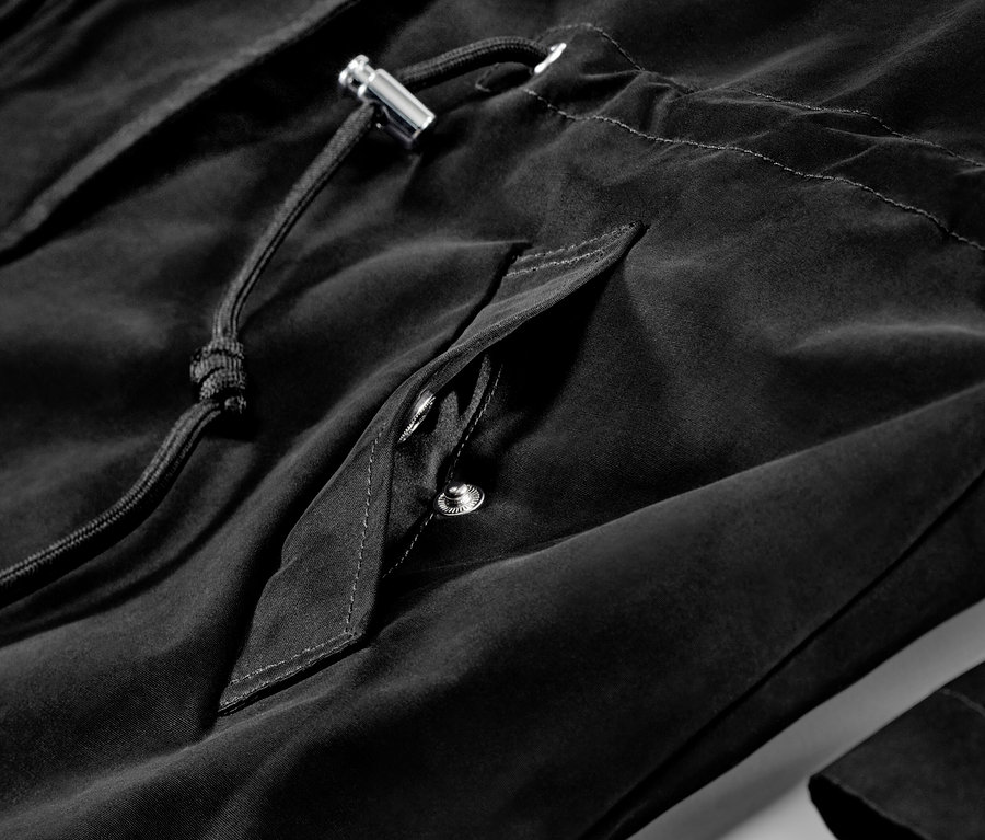 Gros plan sur une parka à capuche noire.