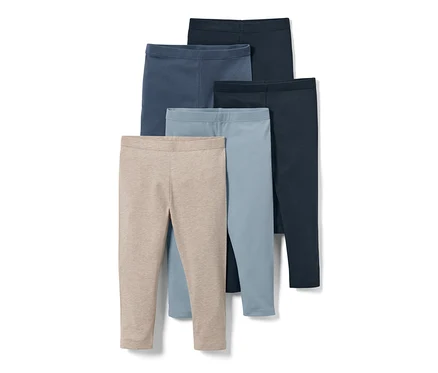 Cinq leggings unis pour enfants dans les tons beige et bleu.