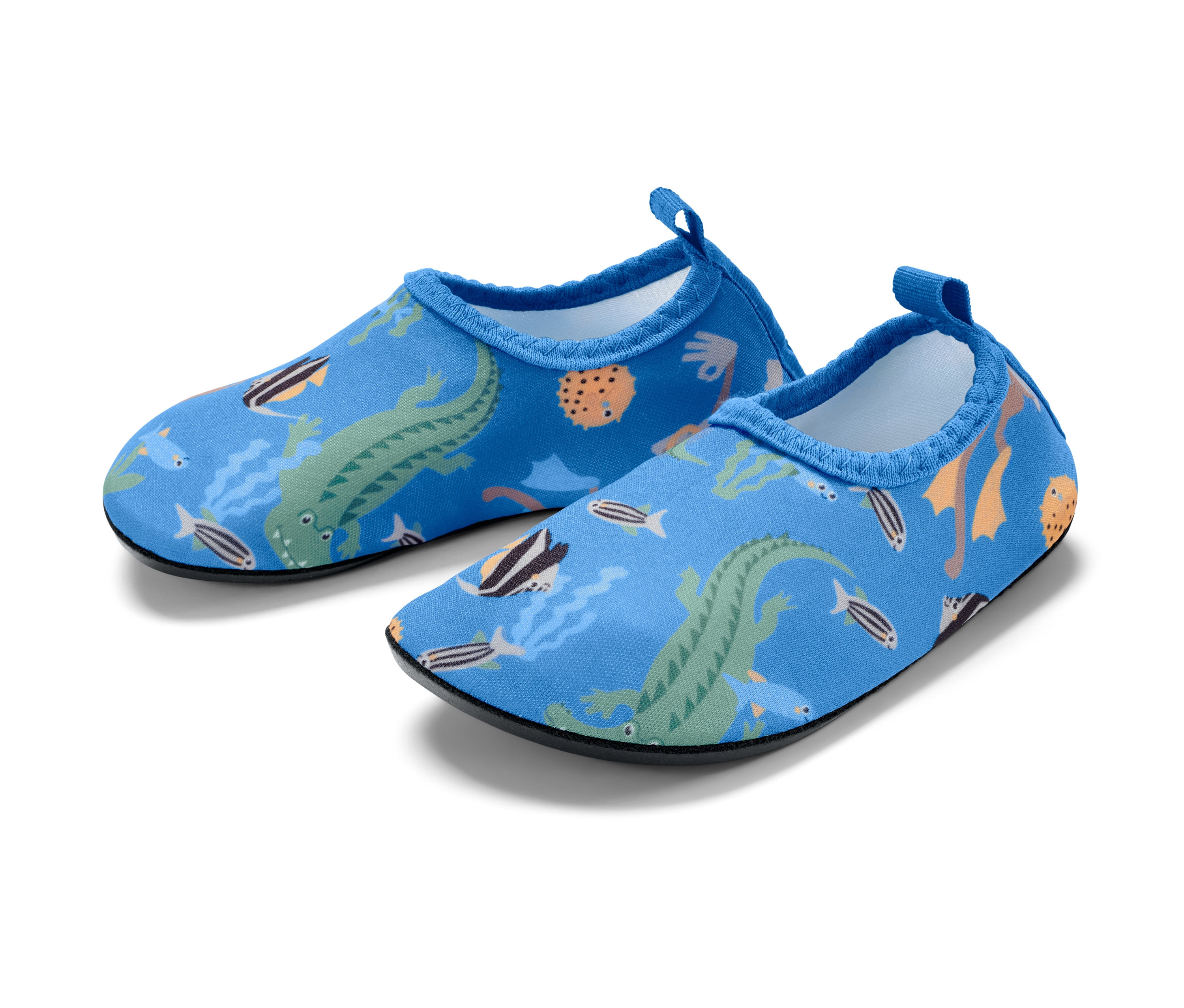 Chaussures de bain pour enfant bleues avec motif crocodiles et poissons.