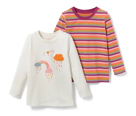 Deux t-shirts à manches longues pour enfants, un avec un motif arc-en-ciel et nuages, l'autre rayé.