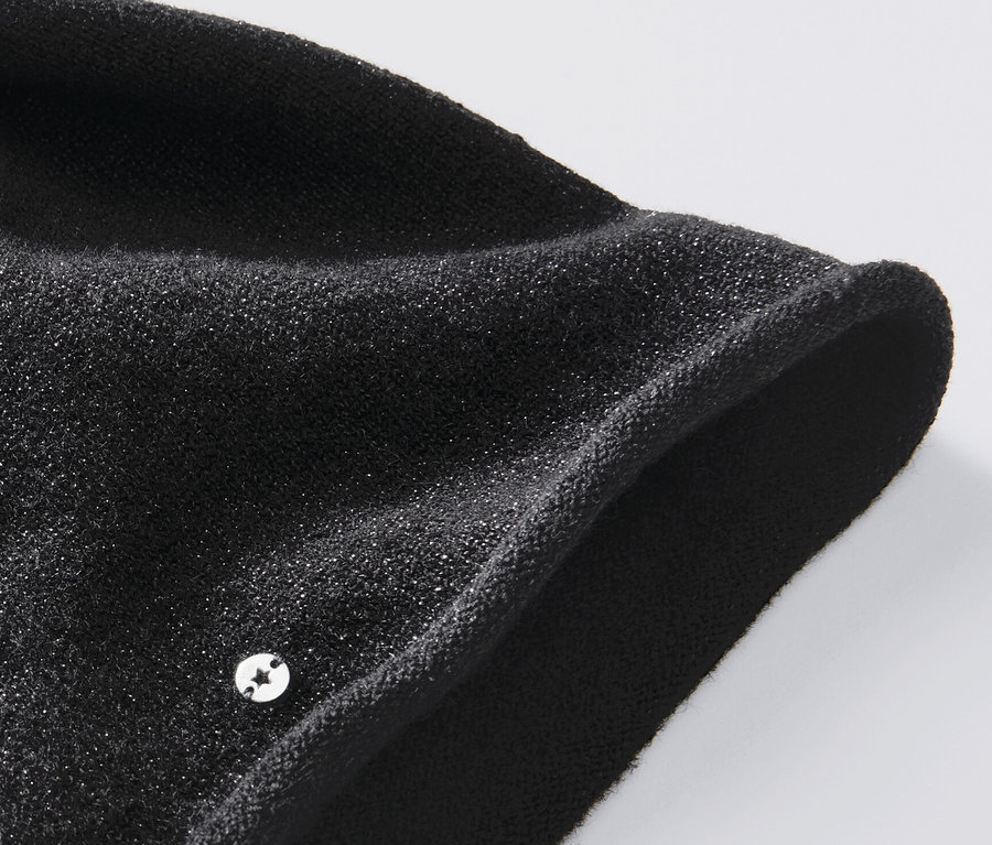 Vue détaillée d'un bonnet beanie noir en maille fine scintillant.