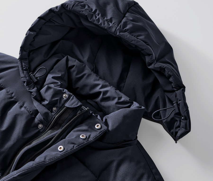 Gros plan d'une parka matelassée avec capuche.