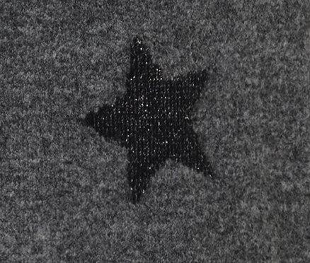 Gros plan sur une robe en maille à col roulé ornée d'un motif d'étoile.