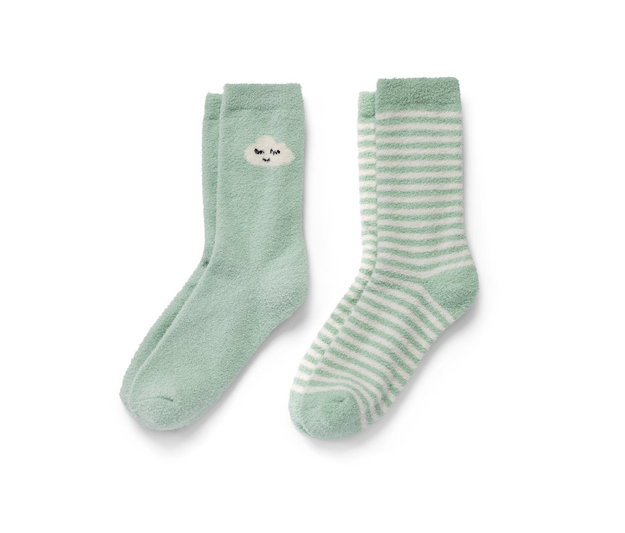 Deux paires de chaussettes moelleuses : une paire vert clair avec un nuage, l’autre avec des rayures vert clair et blanches.