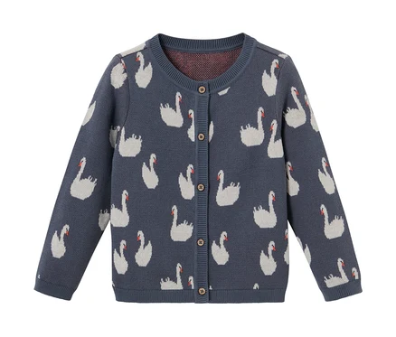 Une jaquette en maille bleue pour enfant avec un motif de cygnes.