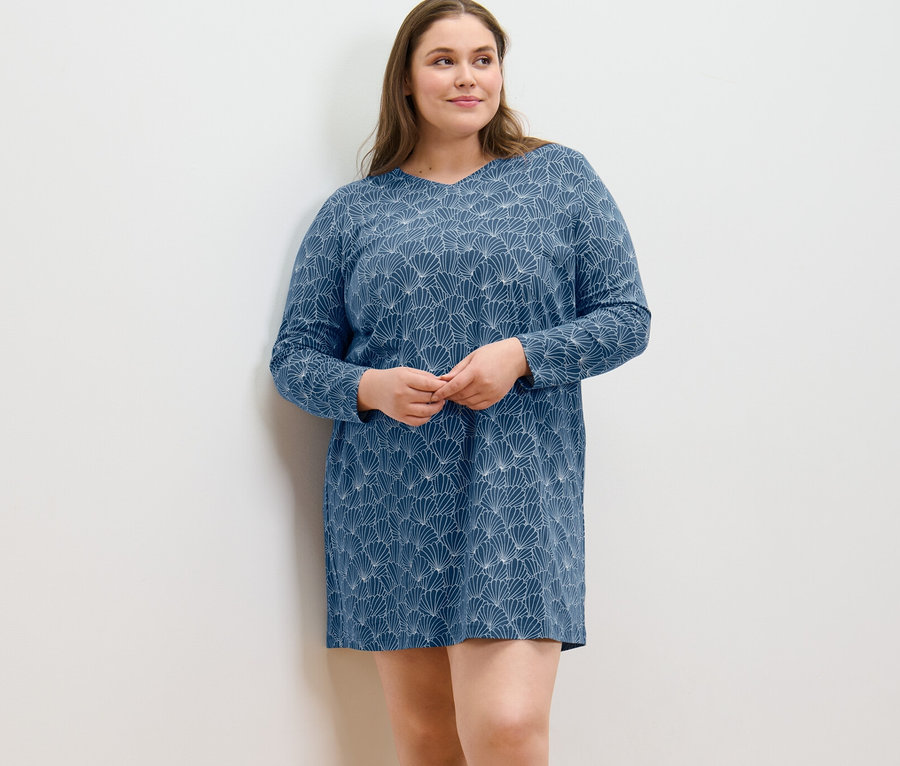 Femme posant en chemise de nuit.