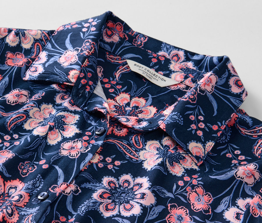 Gros plan sur une chemise de nuit tissée à motif floral.