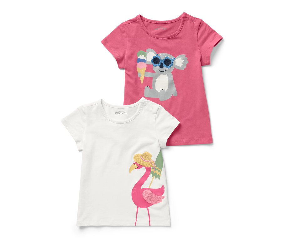 Deux t-shirts pour enfant avec application : un rose avec un koala portant des lunettes de soleil et une glace, un blanc avec un flamant rose portant un chapeau.
