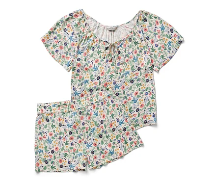 Un ensemble pyjama shorty à motif floral.