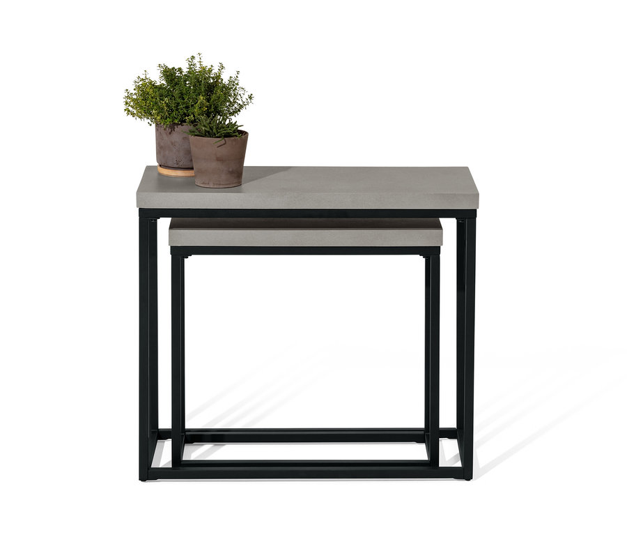 Deux tables consoles avec plateau en polyciment, une placée sous l'autre. Deux pots de fleurs sont posés sur la table du haut.