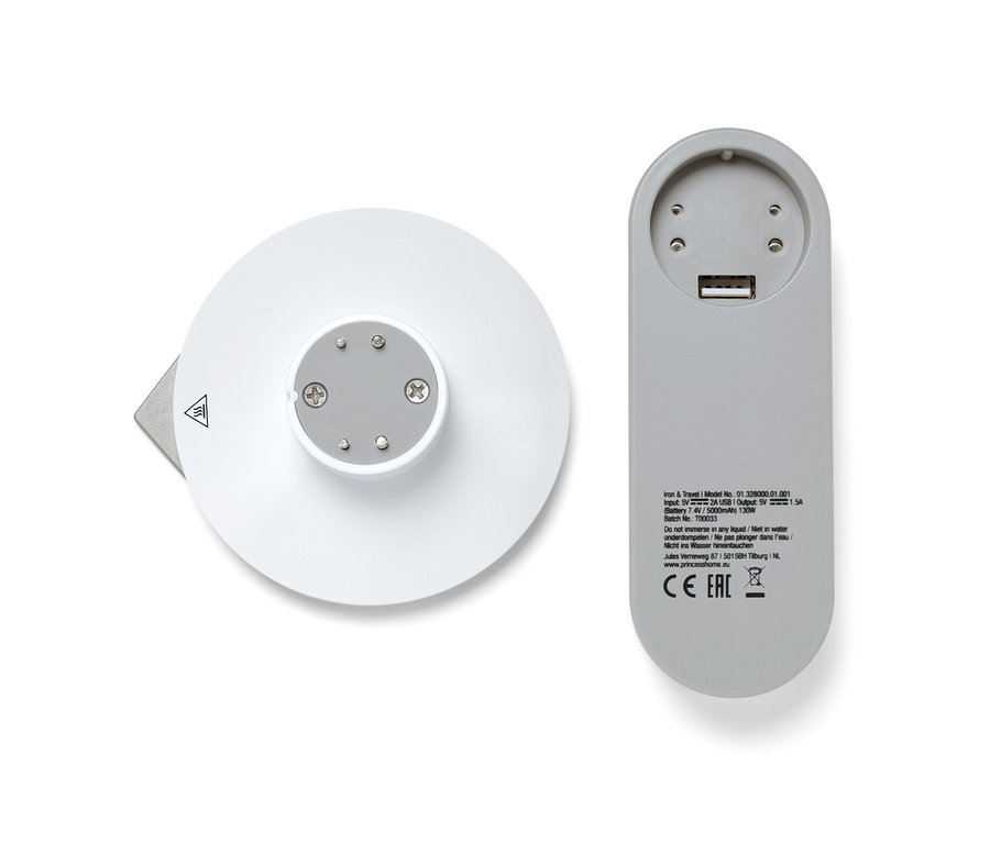 Gros plan d'un fer à repasser à batterie et d'une powerbank sur un fond blanc.