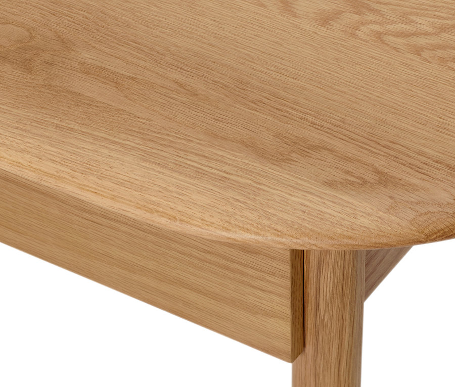 Gros plan sur un secrétaire en bois avec tiroirs.