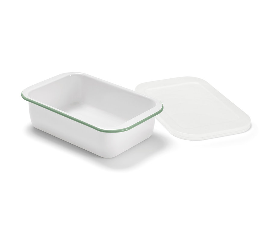 Un moule à gratin en émail avec couvercle et un petit moule à gratin en émail avec couvercle sont placés l'un à côté de l'autre.