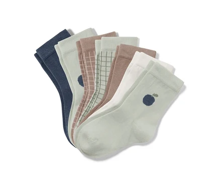 Sept paires de chaussettes pour tout-petits de différentes couleurs et motifs.