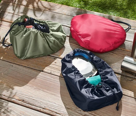 Trois sacs de rangement sont posés sur un plancher en bois.