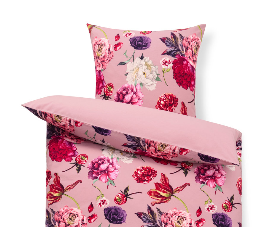 Gros plan d'une parure de lit en flanelle rose à motif floral.