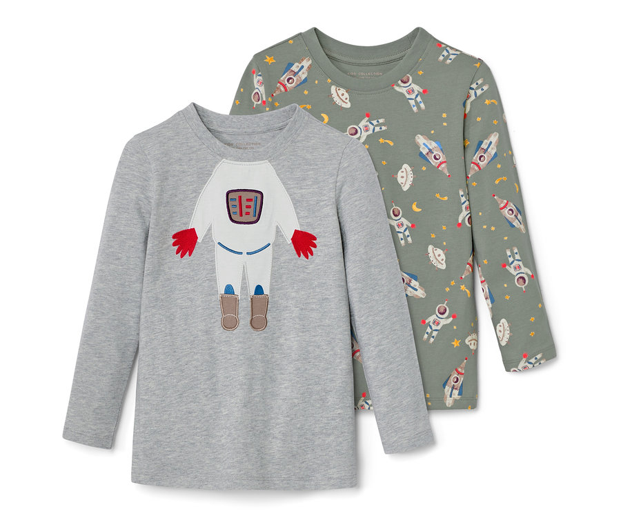 Deux t-shirts à manches longues : un t-shirt gris avec un astronaute appliqué et un t-shirt vert avec un motif d’astronautes et de fusées.