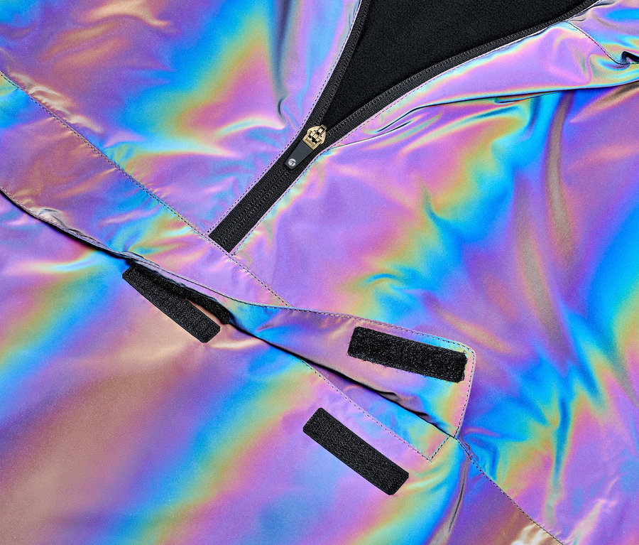 Gros plan sur un coupe-vent Rainbow Reflective avec fermeture éclair noire et scratchs.