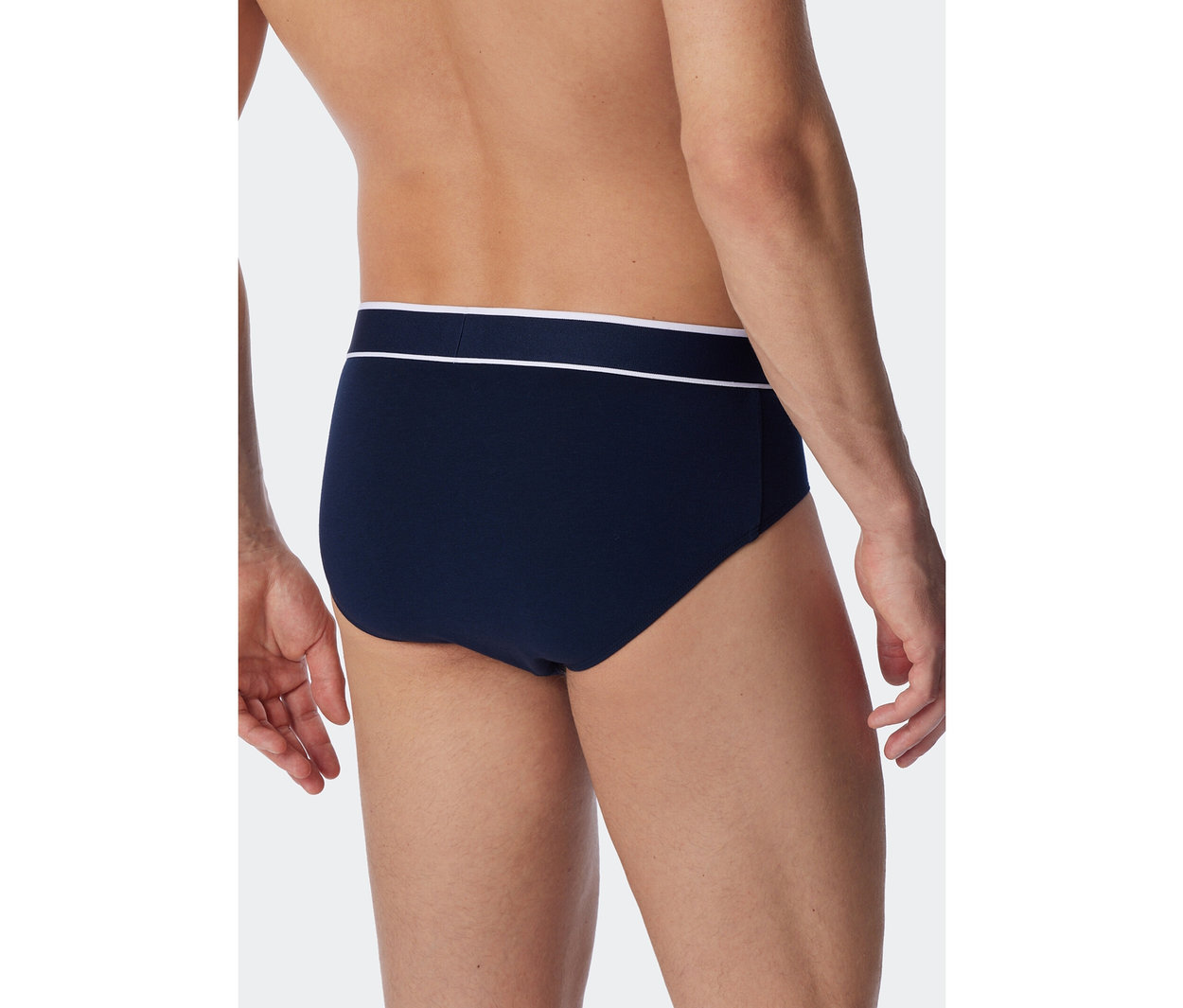 Homme de dos portant un slip SCHIESSER Rio bleu foncé avec une ceinture blanche et une fine bande blanche.