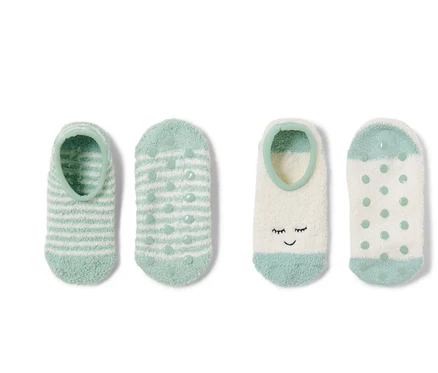 Deux paires de chaussons-chaussettes avec différents motifs.