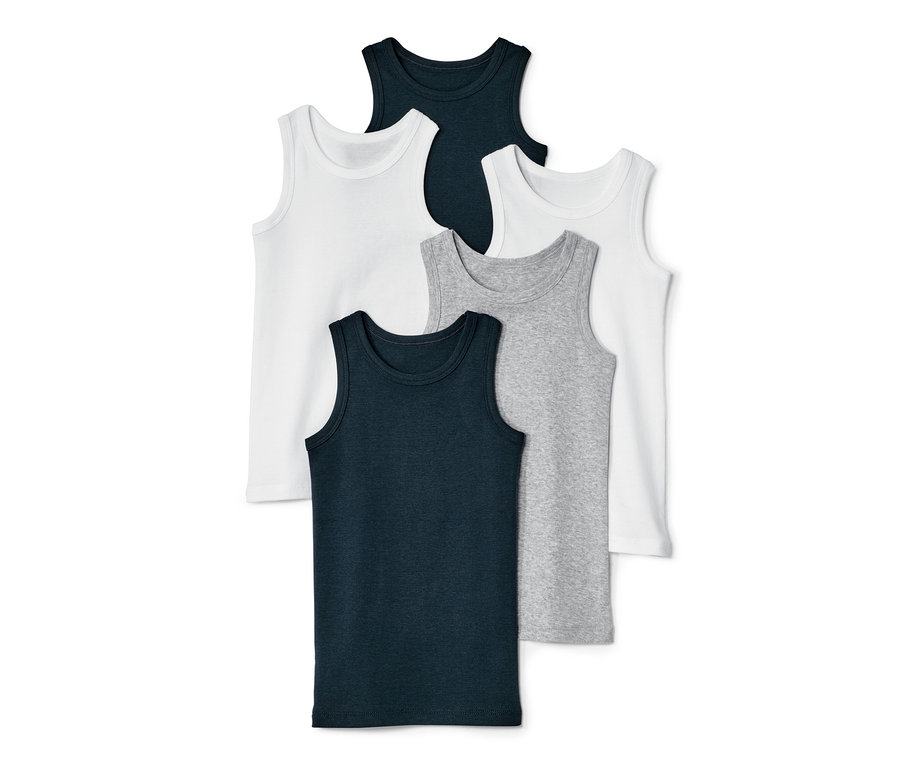 Cinq maillots de corps pour garçon en blanc, gris et bleu foncé.