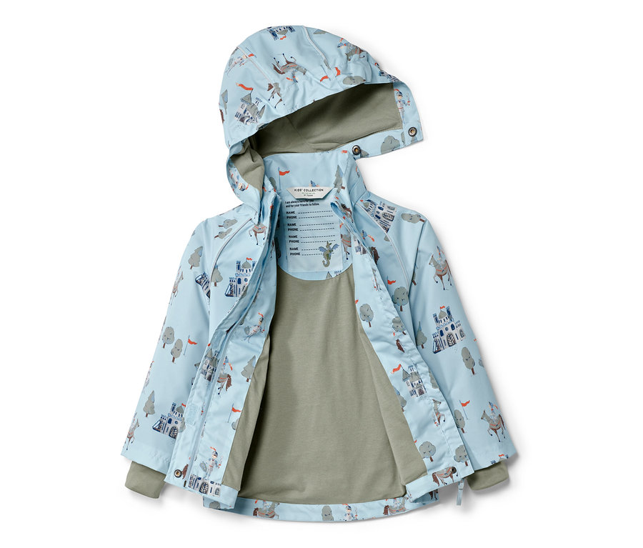 Veste de pluie ouverte pour enfant avec motif de chevalier sur fond bleu clair.