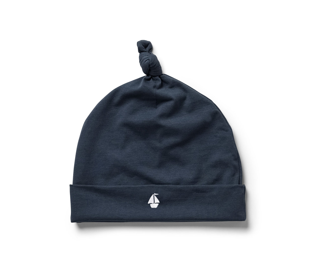 Bonnet bleu marine de l'ensemble pour bébé avec petite broderie blanche de voilier.