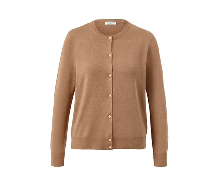 Un cardigan en maille fine marron avec des boutons.
