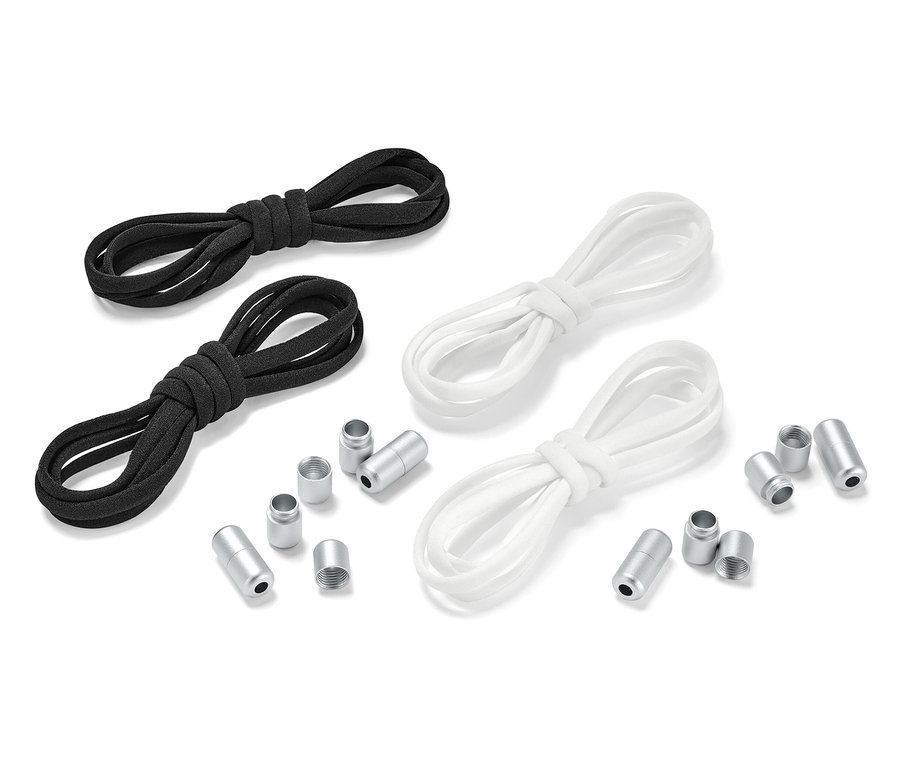 Deux paires de lacets élastiques, une paire noire et une paire blanche, sont placées côte à côte avec des embouts métalliques.