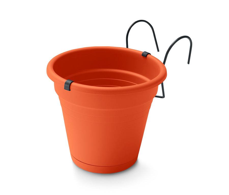 Un pot de fleurs orange à suspendre au balcon avec un support en métal noir.
