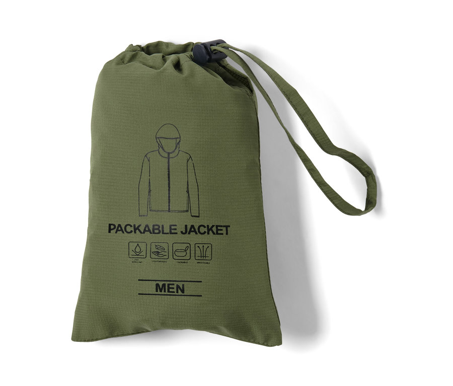 Sac vert avec cordon de serrage noir et imprimé "PACKABLE JACKET" et pictogrammes pour une veste fonctionnelle ultralégère.