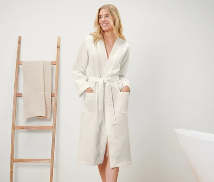 Femme portant un peignoir pour femme.