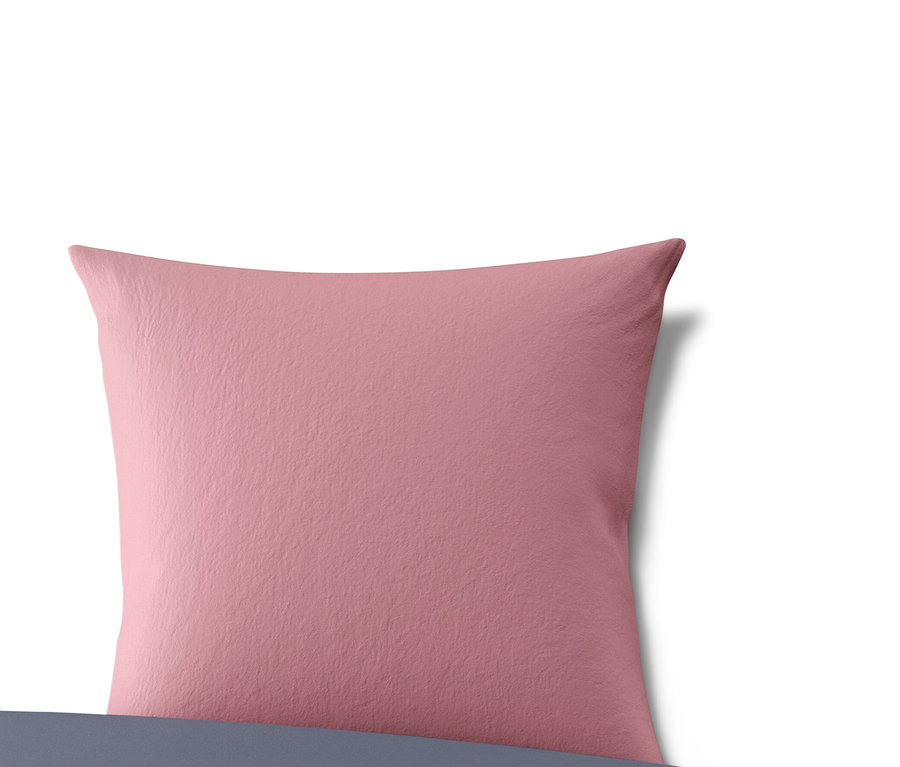 Parure de lit en microfibre et flanelle rose de taille normale avec couverture et oreiller gris.