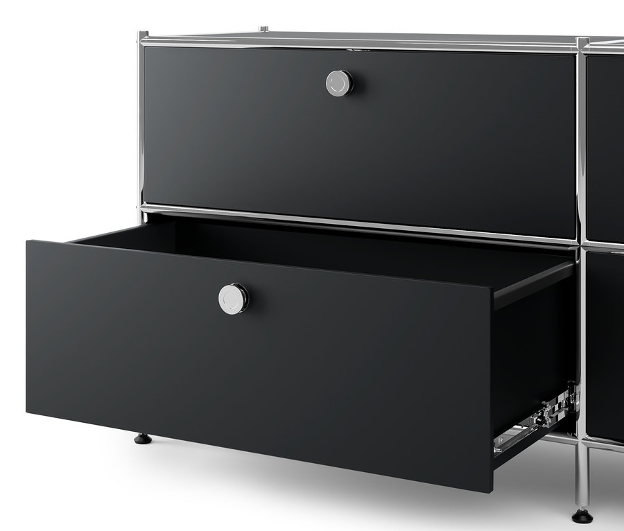 Gros plan d'une commode en métal noire « CN3 » avec 3 tiroirs, dont un est ouvert.