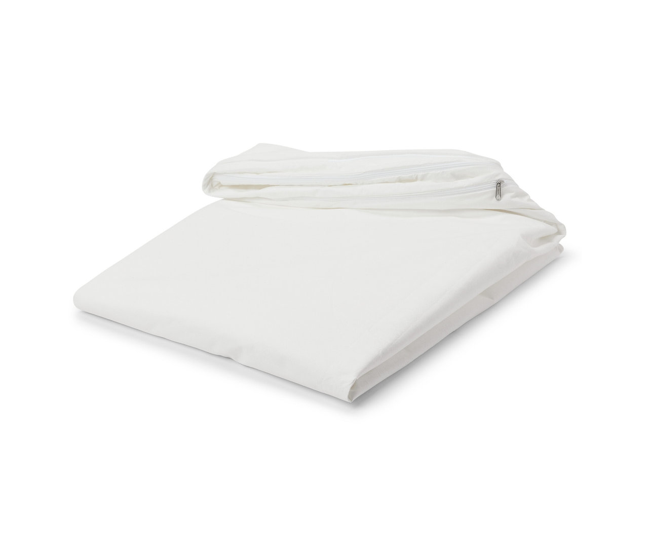 Une housse de matelas anti-acariens blanche pliée.