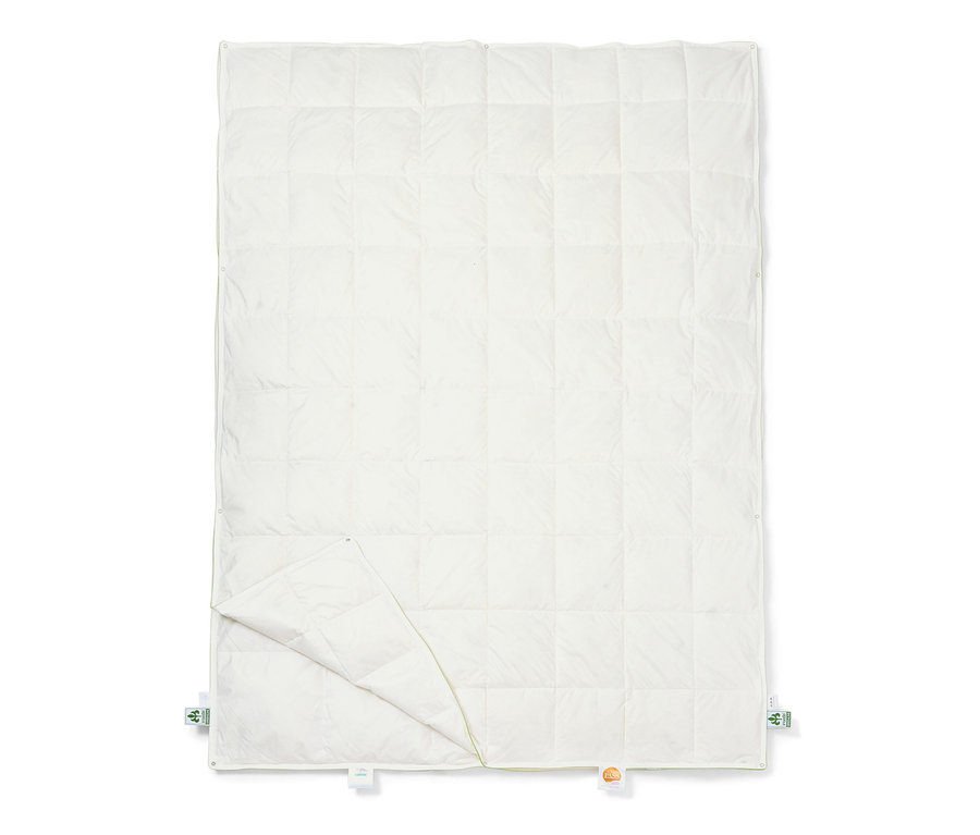 Couette en duvet 4 saisons irisette® greenline de taille standard étalée.