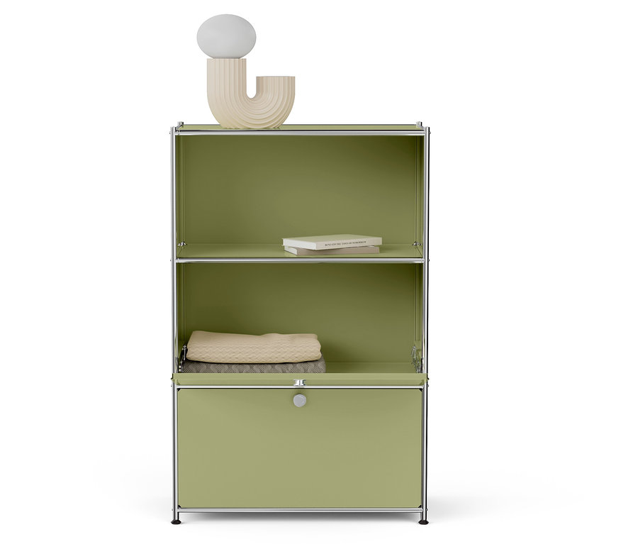 Étagère verte avec des livres, une couverture et une lampe.