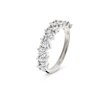 Bague en argent avec pierres transparentes.