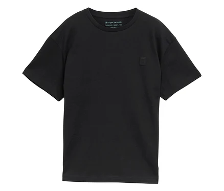 T-shirt noir à manches courtes.