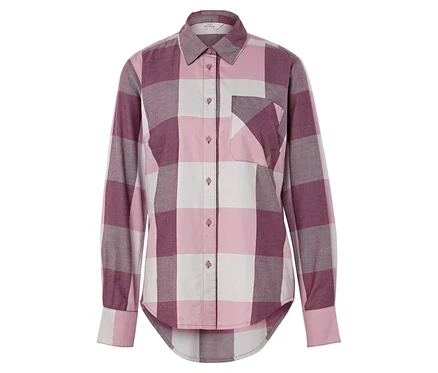 Une chemise à carreaux à manches longues dans les tons rose et gris.
