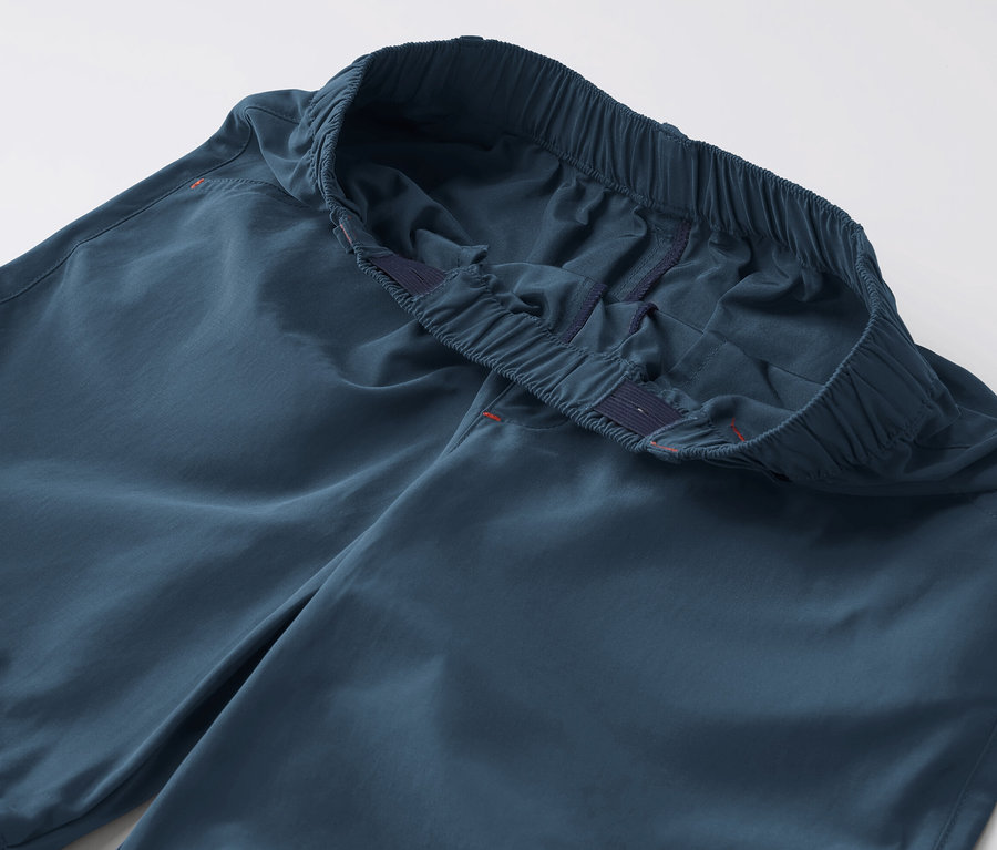 Gros plan d'un pantalon fonctionnel pour enfant.