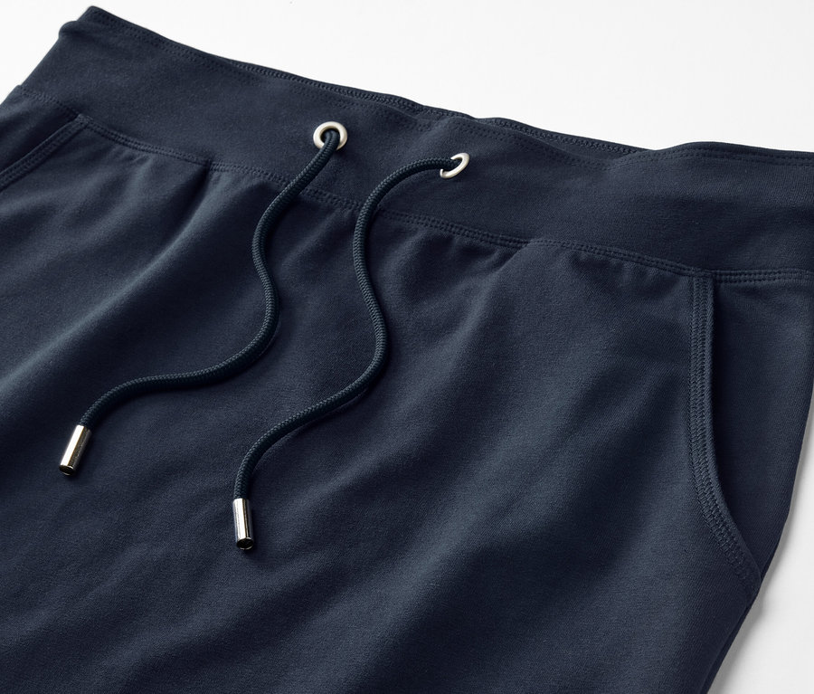 Vue détaillée d'une jupe en sweat bleu marine avec cordon de serrage.