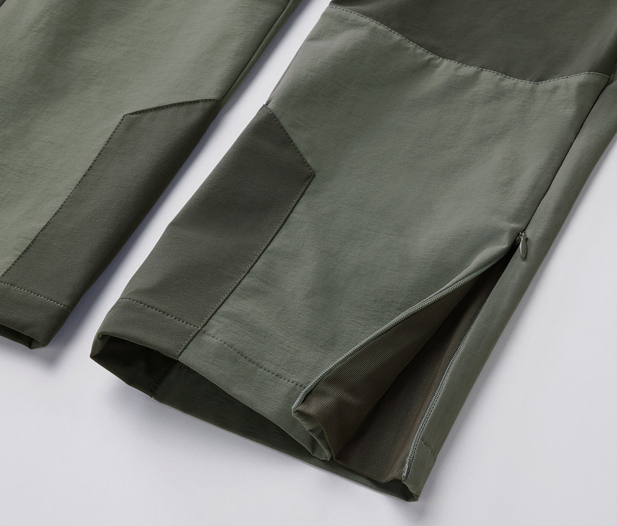 Gros plan d'un pantalon d'extérieur.